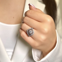 Platynowy pierścionek z brylantami