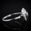 Artystyczny pierścionek z brylantem otoczony aureolą szafirów