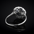 Artystyczny pierścionek z brylantem otoczony aureolą szafirów