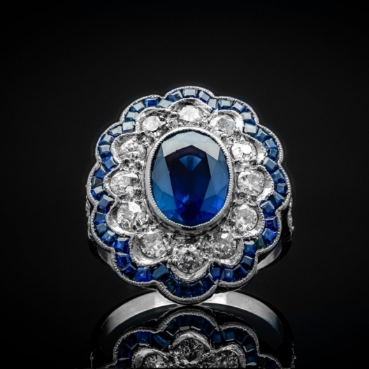 Artystyczny pierścionek platynowy z szafirem i diamentami
